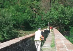 Volontari della Protezione civile puliscono il Ponte Stretto